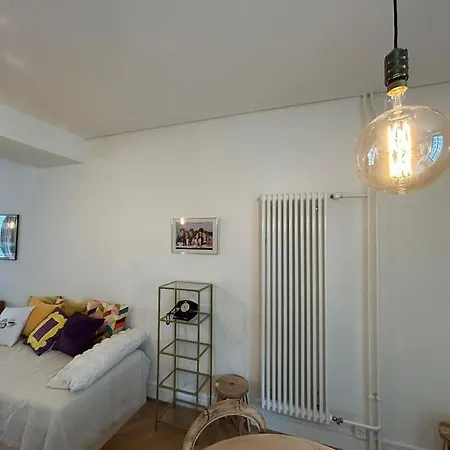 Celui Qui Est Au Centre *