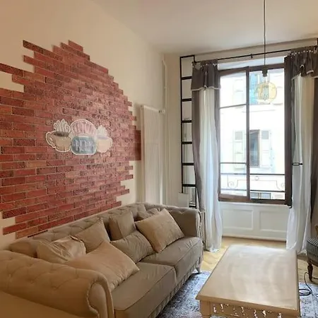 Celui Qui Est Au Centre Apartment Geneva