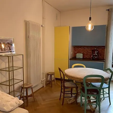 Celui Qui Est Au Centre Apartment Geneva
