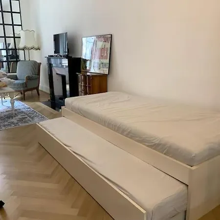 Celui Qui Est Au Centre Apartment Geneva