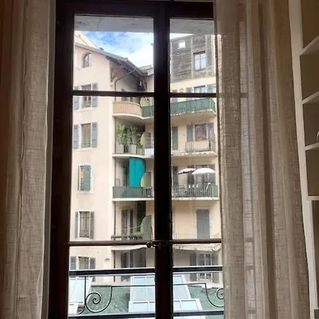 Celui Qui Est Au Centre Apartment Geneva