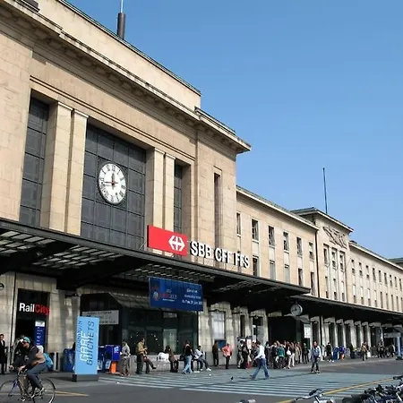 Celui Qui Est Au Centre