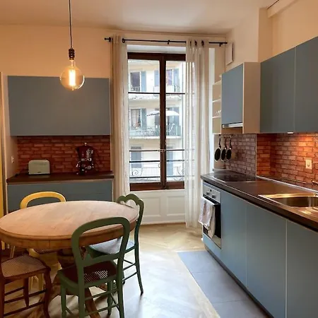 Celui Qui Est Au Centre Apartment Geneva